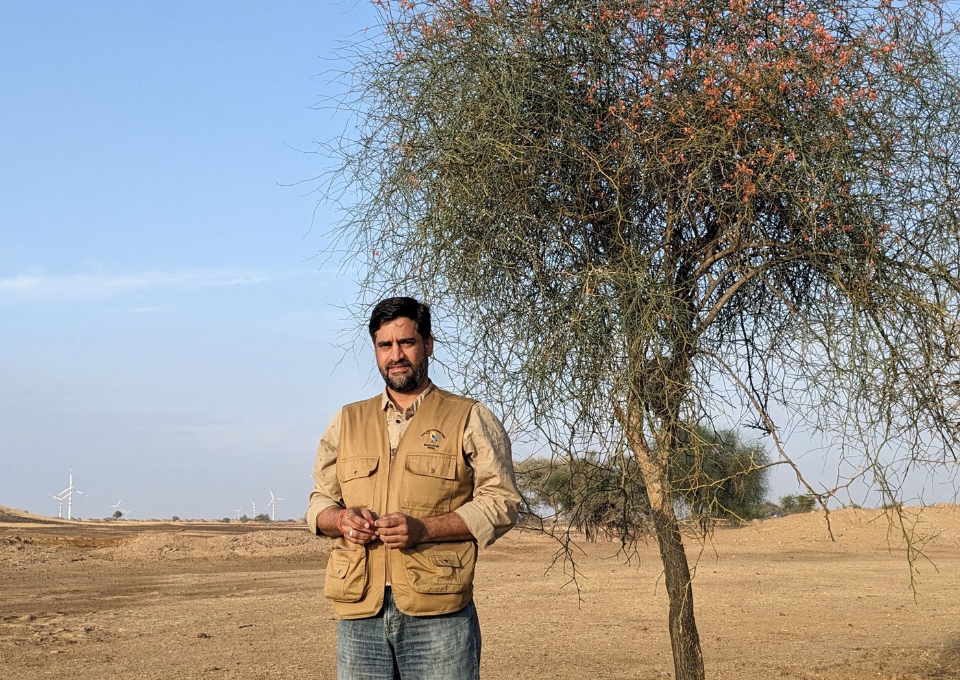 वन्यजीव जैव वैज्ञानिक सुमित डूकिया कहते हैं, ‘गोडावणों के प्राकृतिक आवासों में सरकार इतने बड़े आकार के अक्षय ऊर्जा पार्क बनाने की अनुमति क्यों दे रही है, जबकि यहां से गुज़रने वाले तारों से टकरा कर पक्षियों की मौतें हो रही हैं’. तस्वीर: ऊर्जा