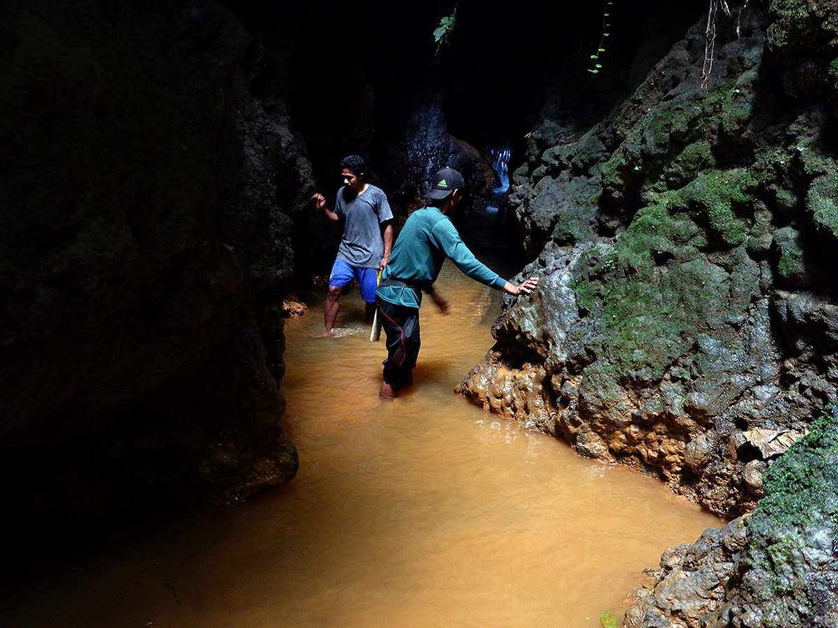 Mata air Banda tampak sangat keruh. Mata air ini menyuplai kebutuhan warga di lima desa di Kecamatan Wawonii Tenggara tapi tak bisa lagi digunakan. Photo: Yuli Z./Project Multatuli