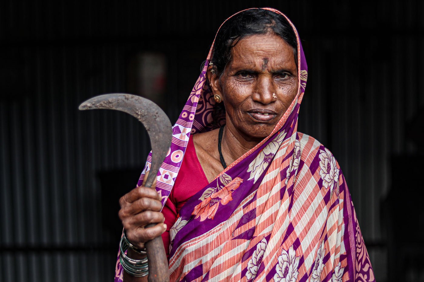 शिवबाई कांबले (62 साल) भी उच्च रक्तचाप की रोगी हैं, जिसका मुख्य कारण तनाव और दोबारा बाढ़ आने का भय है. तस्वीर: संकेत जैन/PARI