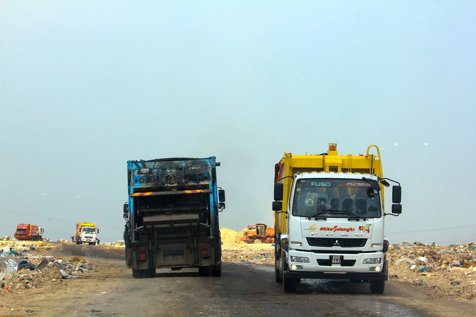 Every day, 1,000 rubbish trucks enter the Jeram landfill. Photo: Macaranga