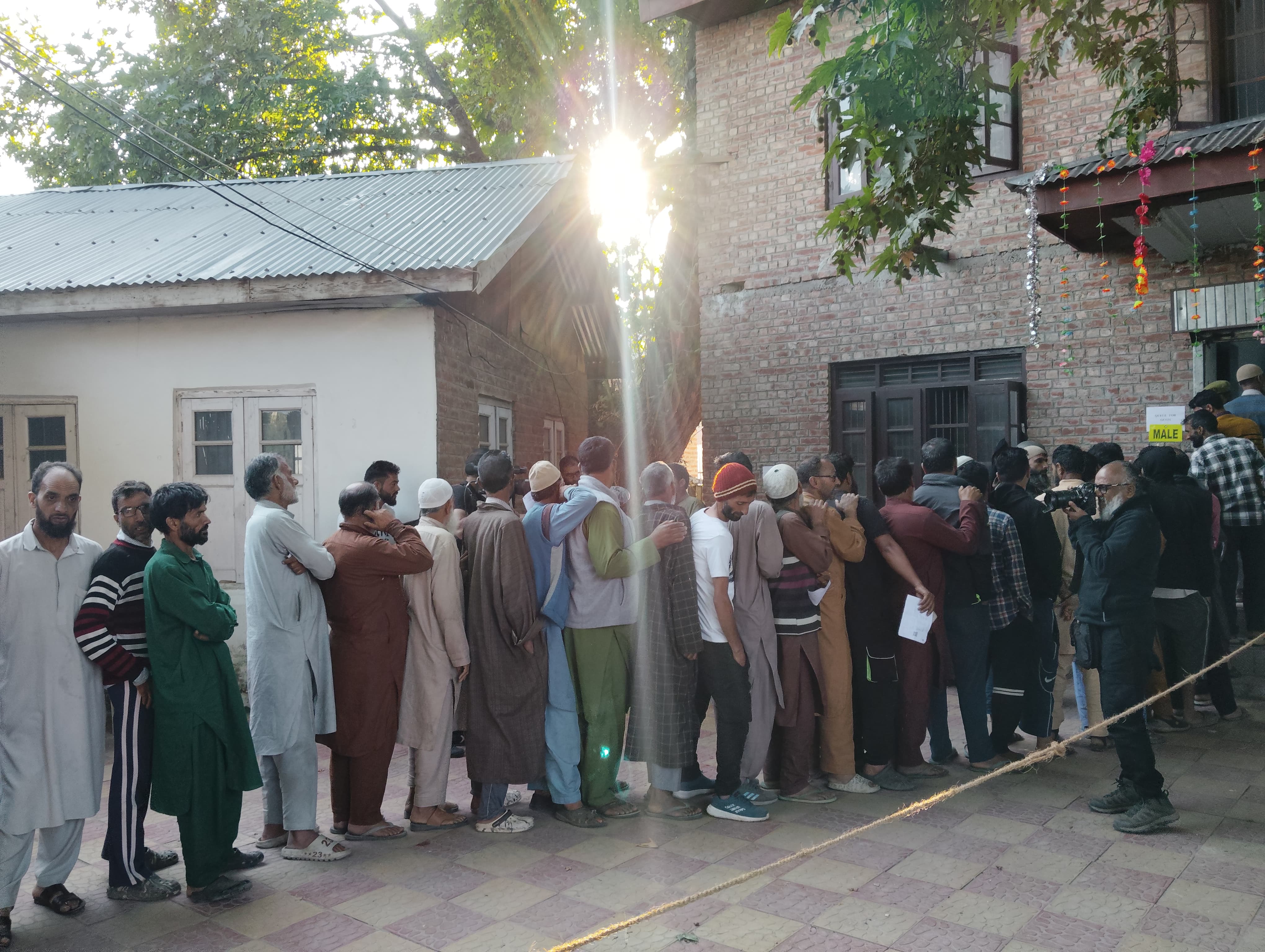People line up at a voting booth in Pulwama district of Kashmir on September 19, 2024. Photo: Nasir Khuehami