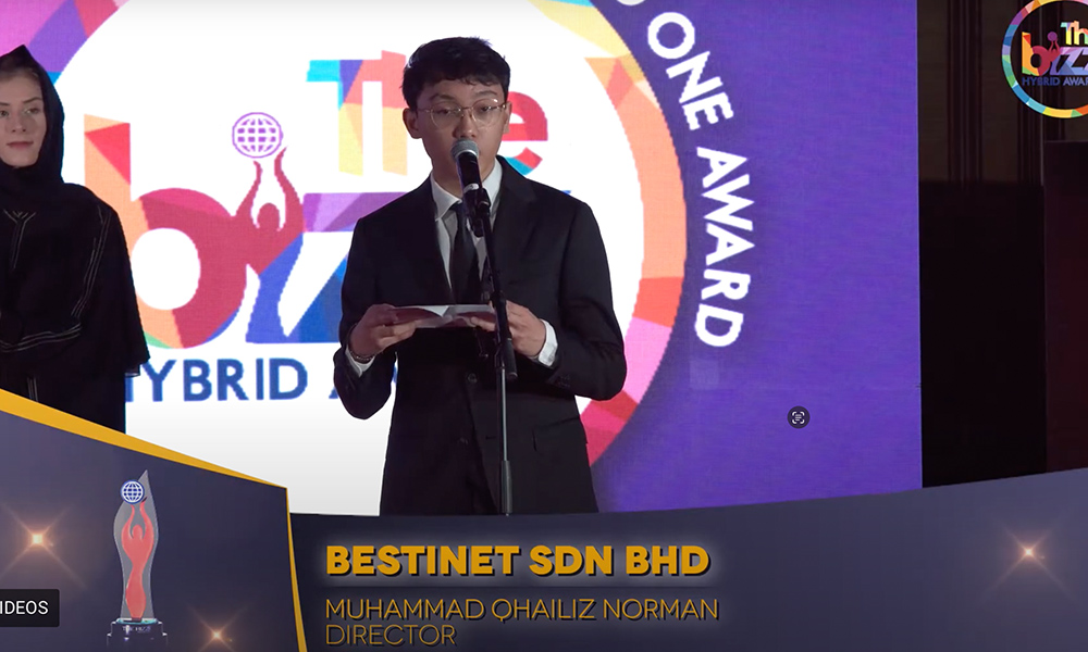 Qhailiz representing Bestinet at an award ceremony in 2021.