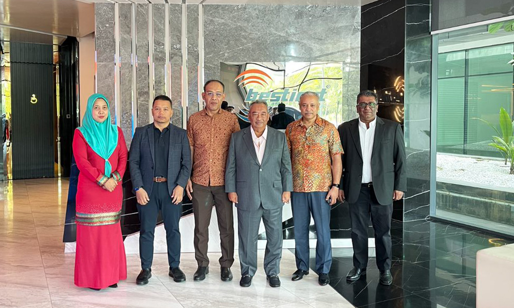Tengku Muda Pahang Abdul Rahman Sultan Ahmad Shah (third from right) and Aminul (second right) at Bestinet’s office