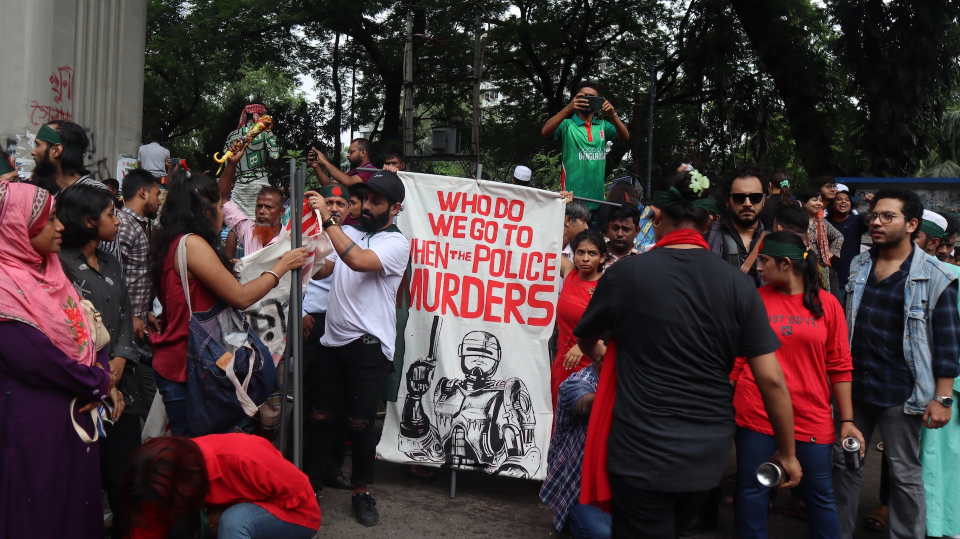 On August 2, 2024, protesters in Dhaka brought a large procession for Hasina's resignation. A placard read, “Who do we go to when the police murders.” Photo: Masum Billah