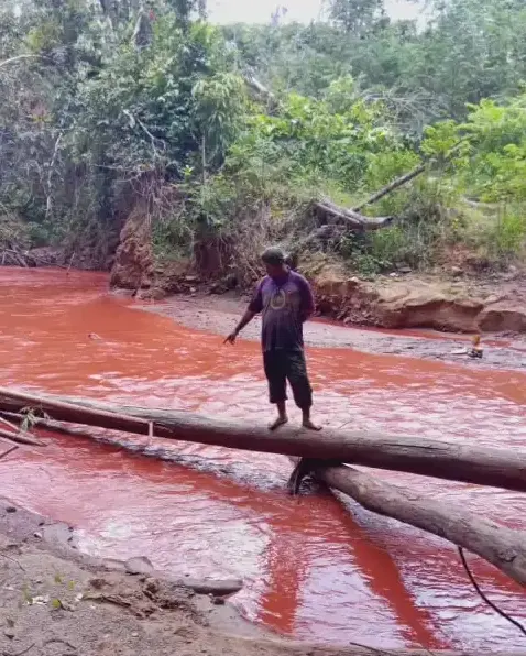 Video compilation of villagers by the red rivers