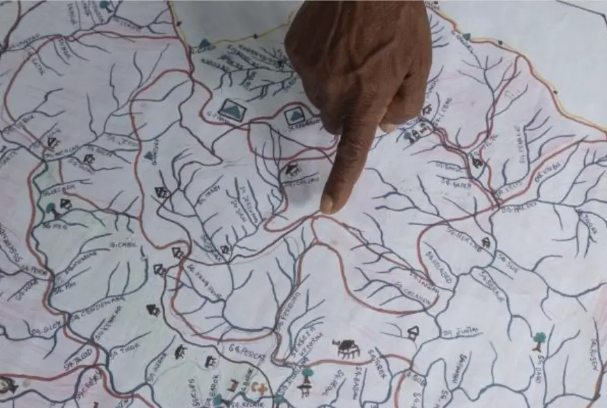 Ahak showing a hand-drawn map he made by trekking the borders of 8,923.9ha of Temiar Kampung Kelaik’s ancestral land. Photo: Malaysiakini