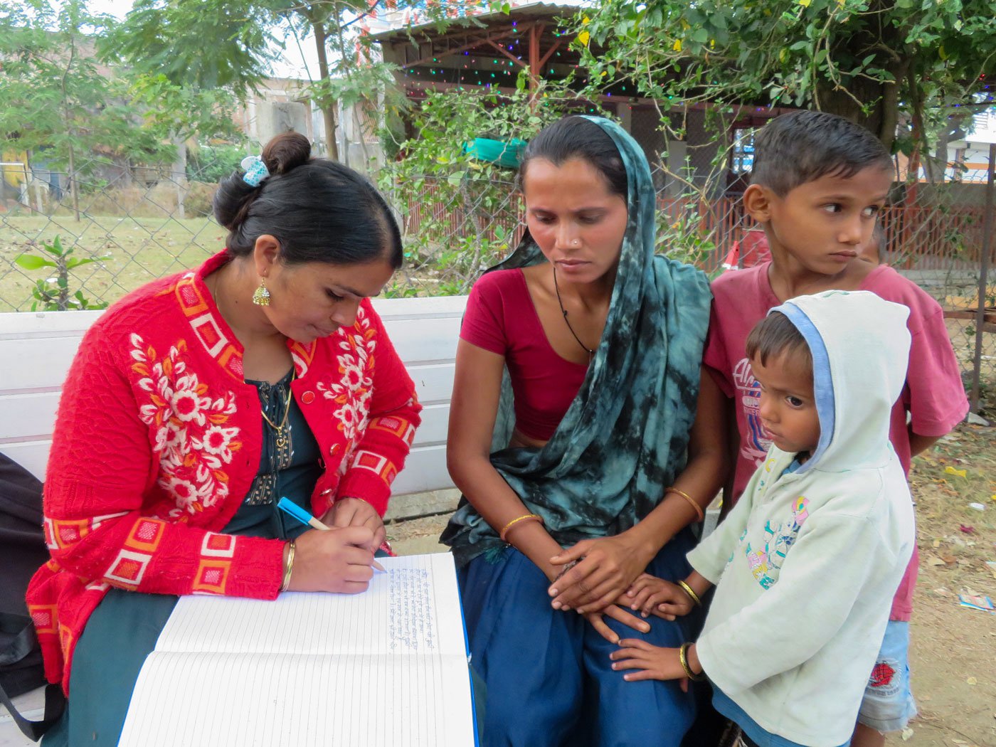 Sangeeta is helped by Jyotsna Damor to file her case at the police station. Photo: Priti David/PARI