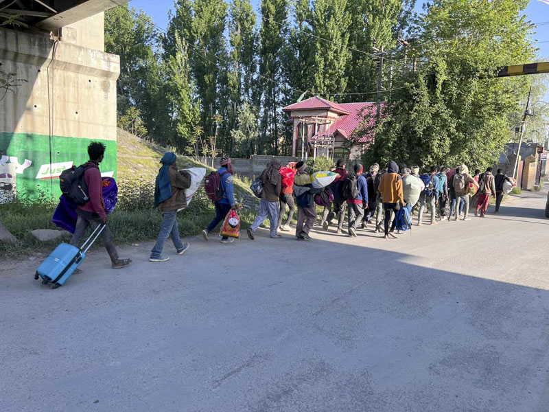 Nepali workers returning home after being rescued. Photo: Saroj Ray via NIMJN