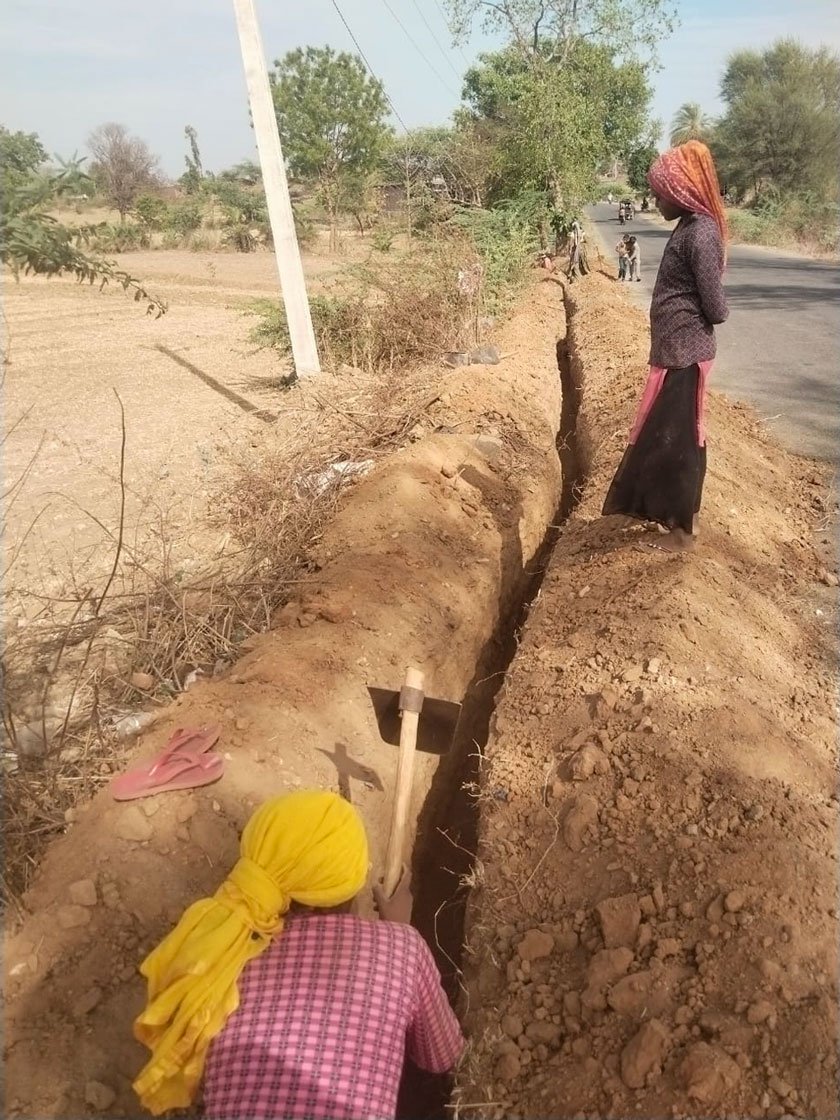 Migrants workers were able to show these screen shots taken on their mobiles as proof that they had worked laying telecom fibre cables in Banswara, Rajasthan. The images helped the 80 odd labourers to push for their Rs. 7-8 lakh worth of dues. Photos: Aajeevika Bureau via PARI