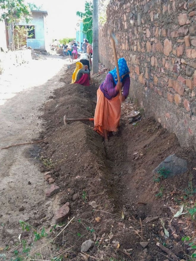 Migrants workers were able to show these screen shots taken on their mobiles as proof that they had worked laying telecom fibre cables in Banswara, Rajasthan. The images helped the 80 odd labourers to push for their Rs. 7-8 lakh worth of dues. Photos: Aajeevika Bureau via PARI