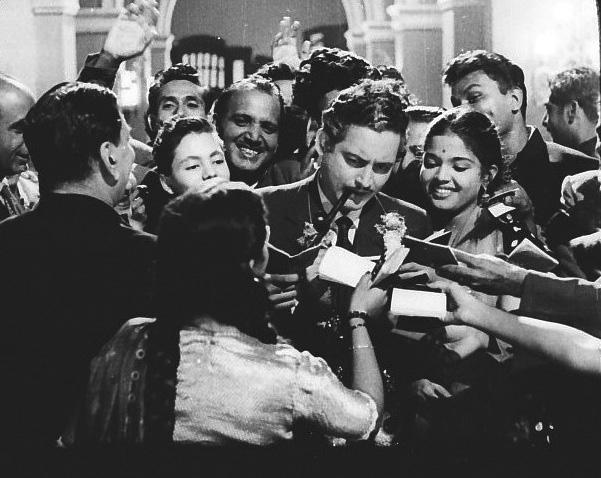 Kaagaz Ke Phool (1959): The rise of the director. Fans lining up for autographs.
