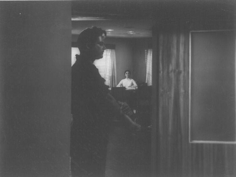 Guru Dutt’s final scene, the film is Baharen Phir Bhi Aayengi (1966). Playing a reporter in the film, he resigns from his job. He throws his resignation letter on the table and tells his editor (Mala Sinha),