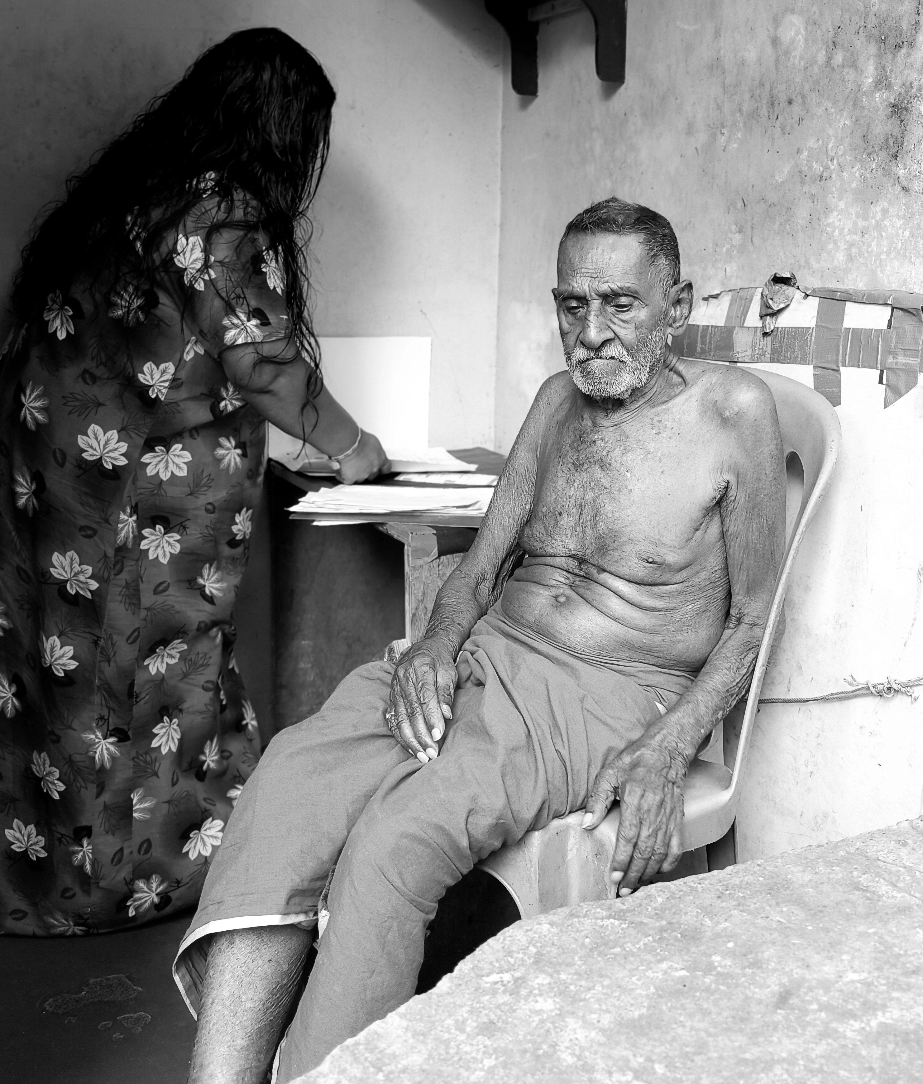 Vijesh Kaniyeri’s 94-year-old father, K Kumaran, with his daughter-in-law, Pushpa. Kaniyeri took care of his parents while he was alive. After his death, Pushpa quit her job in a textile shop to be their caregiver. Photo: Jeff Joseph