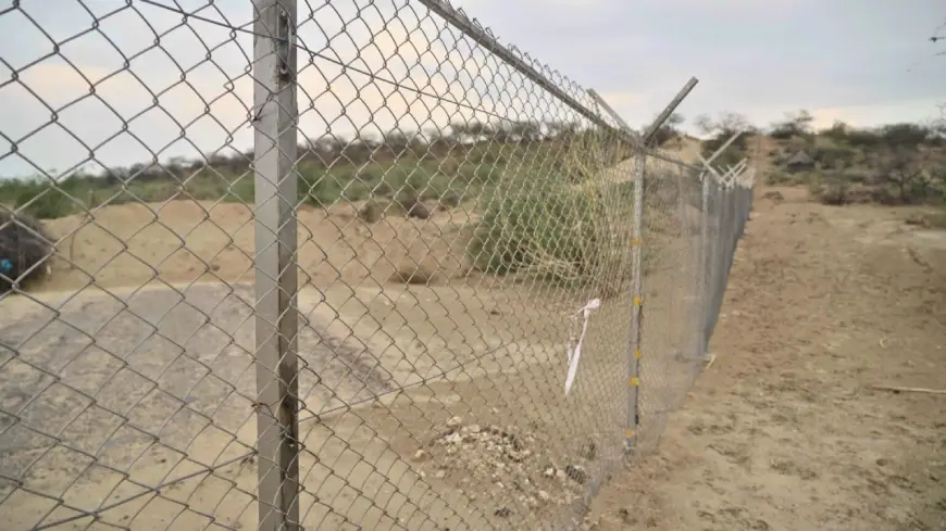Fence installed by a power plant around Old Senhri Dars village in Tharparkar, Pakistan, the scene is of a fence in a desert Photo: Usama Irfan/Earthwise