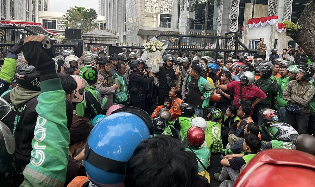 Protesters gather in front of DPRD Sumut gate entrance in Medan on August 29, 2025. Photo: Wikimedia Commons