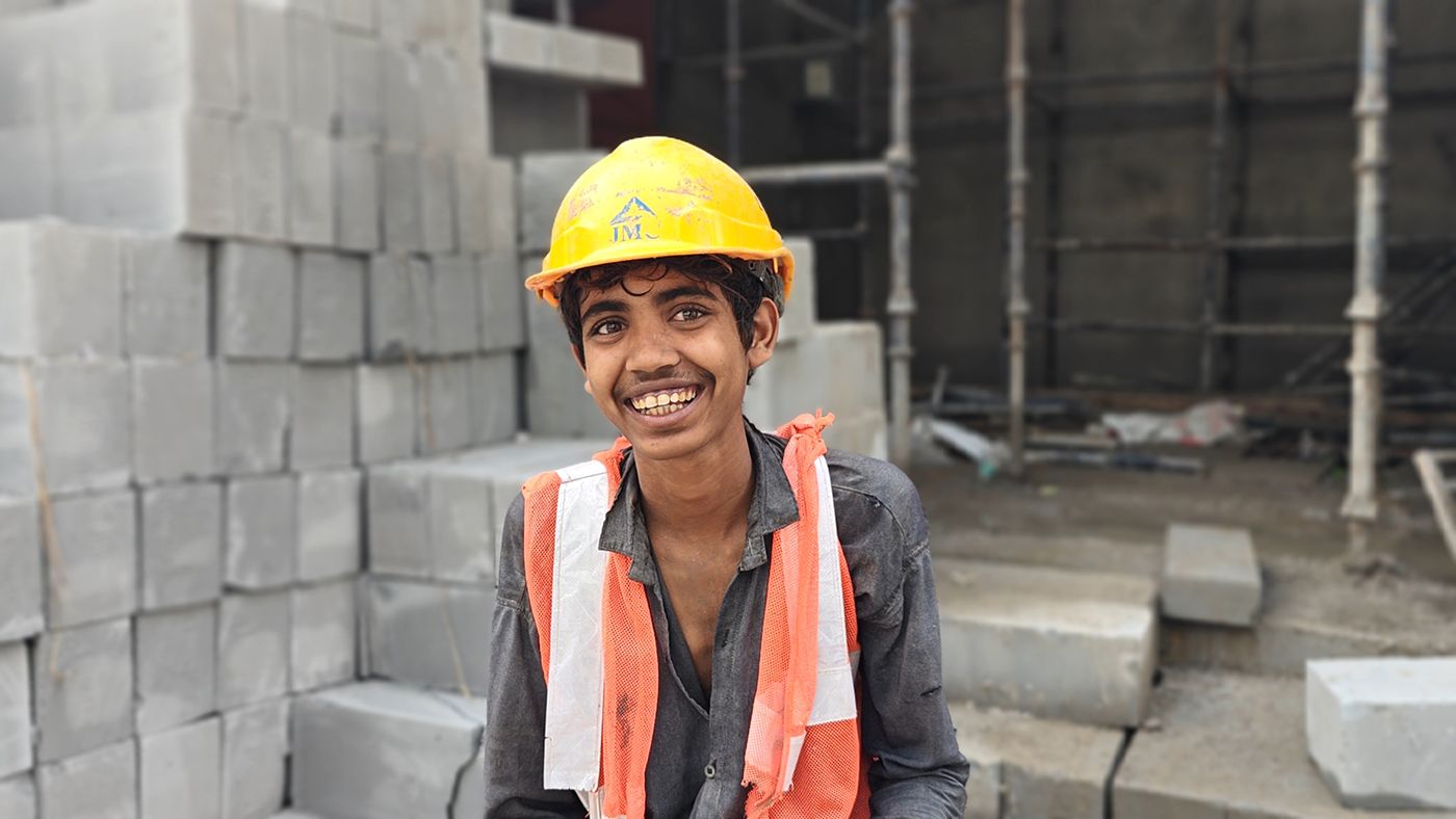 'এখন বরং ভালো আছি। ফিরে এসে কলকাতায় এই কাজ নিয়েছি। বাড়ির কথা মনে পড়ে,' বলেন মুর্শিদাবাদের ধুলিয়ানের বাবু ইসলাম (আসল নাম জানাতে চাননি)। ২০২৪ সালের সেপ্টেম্বর মাস নাগাদ ওড়িশায় বাঙালি মুসলিম পরিযায়ী শ্রমিকদের ওপর অত্যাচার শুরু হলে সেখান থেকে পালিয়ে আসেন তিনি। Photo: Smota Khator/PARI