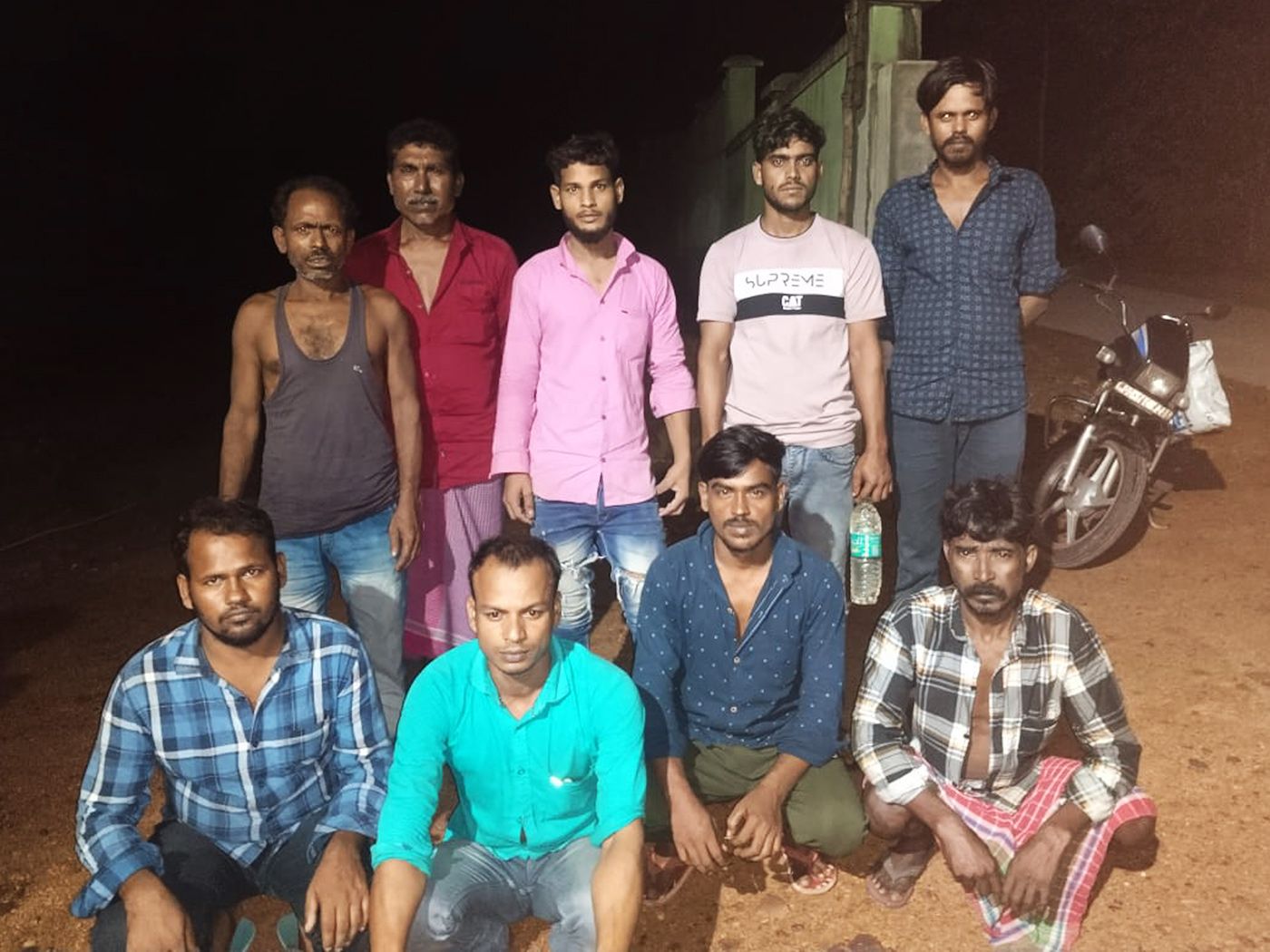 ওড়িশার ঝাড়সুগুডার লাখনপুর থানায় চারদিন আটক রাখা হয়েছিল মুর্শিদাবাদের ভগবানগোলা ১ ব্লকের এই পরিযায়ী শ্রমিকদের দলটিকে। পশ্চিমবঙ্গে তাঁদের দেশ-গাঁ দক্ষিণ হনুমন্ত নগর গ্রাম পঞ্চায়েত থেকে হস্তক্ষেপ করার পর ১১ জুলাই ছাড়া পান তাঁরা। Photo: Courtesy of WB Migrant Workers' Union via PARI