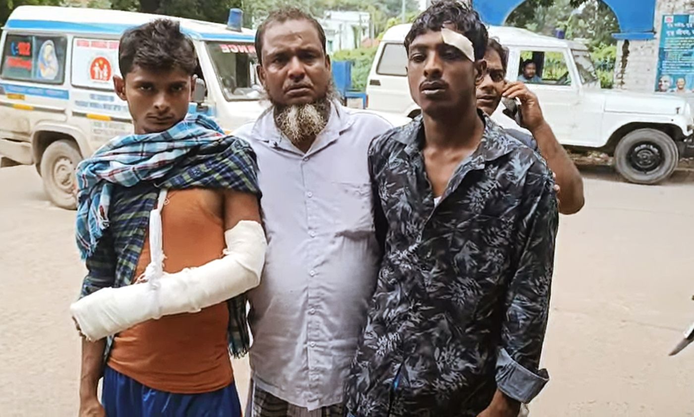 মুর্শিদাবাদের লালবাগ থানা এলাকার এই তিন পরিযায়ী শ্রমিক – মিলন শেখ, ইসমাইল শেখ ও বাবু শেখ – তামিলনাড়ুর চেন্নাইয়ের একটি নির্মাণক্ষেত্রে কাজ করেন। ২০২৫ সালের ১৫ জুলাই নিজেদের মধ্যে বাংলায় কথা বলায় আক্রান্ত হতে হয় তাঁদের । Photo: Courtesy of Parijayee Shramik Aikya Mancha via PARI