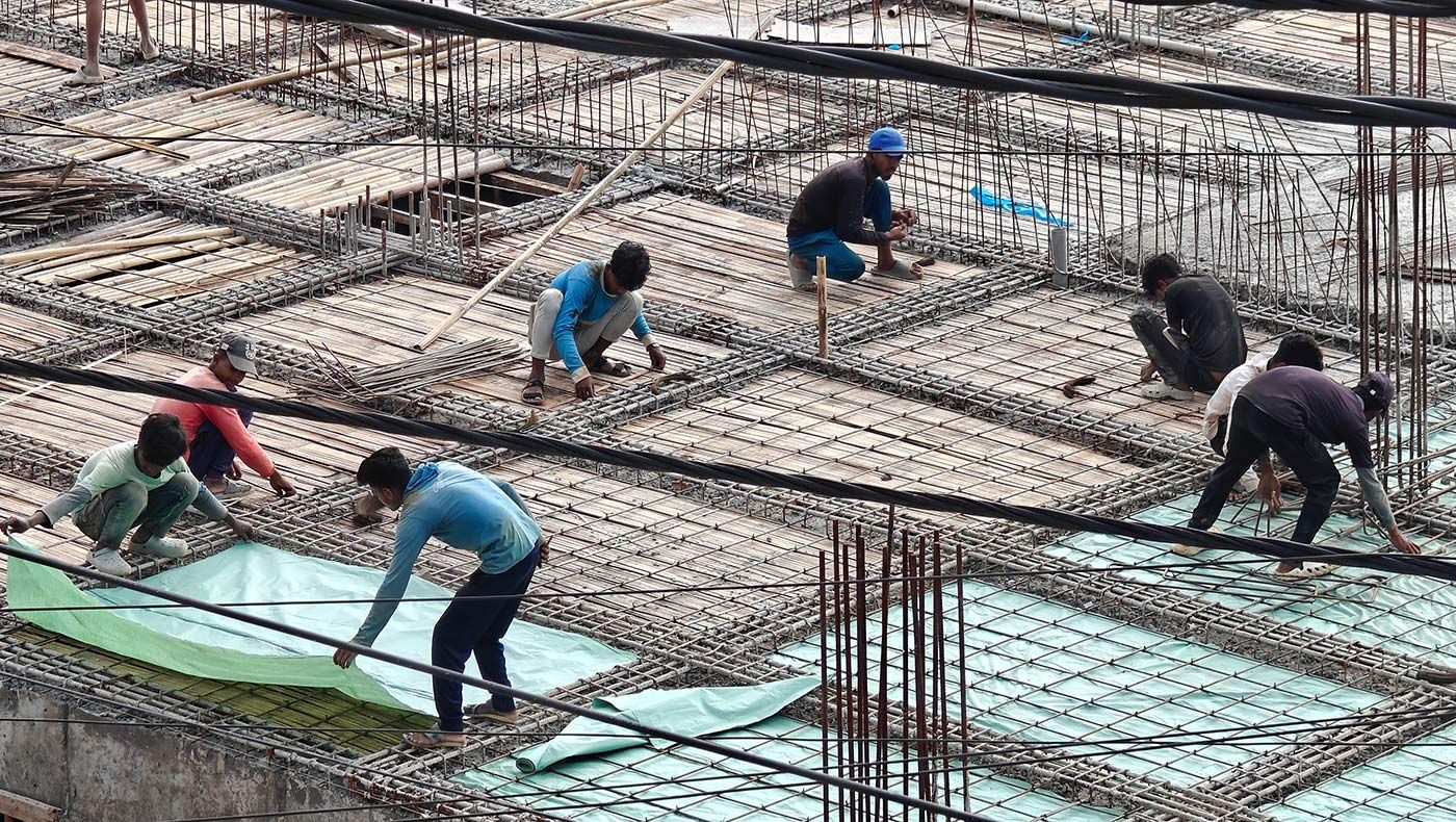 অবৈধ বাংলাদেশি অনুপ্রবেশকারী সন্দেহে মানুষজনকে লাগাতার হেনস্থা নিয়ে কেন্দ্র-রাজ্য তরজার মাঝে চাপা পড়ে যাচ্ছে গোড়ার প্রশ্নটাই: মুর্শিদাবাদে যদি ঠিকঠাক কাজের সুযোগ থাকত, কৃষিক্ষেত্রে যদি একটুও সুযোগ-সুবিধে মিলত – বাসিন্দাদের কি আদৌ মিজোরাম (ছবিতে) কি মহারাষ্ট্রের মতো নানান রাজ্যে পাড়ি দিতে হত? Photo: Smita Khator/PARI