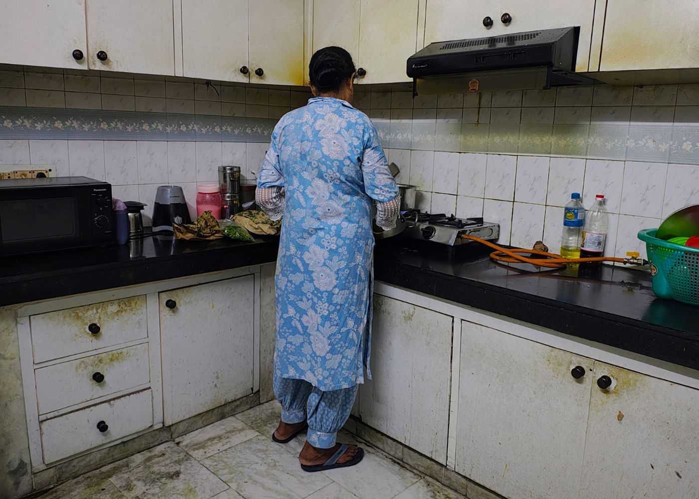 মুর্শিদাবাদের কান্দি ব্লকের গোকর্ণ গ্রামের বিশাখা মণ্ডল (নাম পরিবর্তিত) দিল্লিতে গৃহশ্রমিক হিসেবে কাজ করছেন তিন দশক হল। তিনি বলছেন: 'আমাকে এখনও কেউ [আমরা ভারতীয় কিনা] কিছু বলেনি। কিন্তু চারদিকে এত ঝামেলা হচ্ছে [আমাদের মতো বাঙালি মুসলমানদের নিয়ে], আমরাও চিন্তিত'। Photo: Anirban Dey/PARI