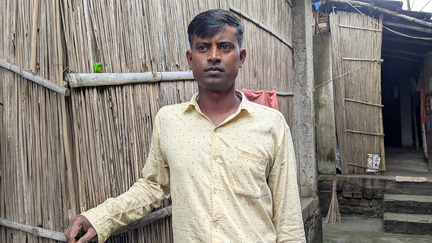 উত্তরপ্রদেশের কানপুরে কর্মরত, পেশায় রাজমিস্ত্রি, ভাই রফিকুল ইসলামের জন্য চিন্তায় থাকেন ডিয়ার জালি বাগিচা গ্রামের সফিকুল ইসলাম। বাংলাভাষী মুসলিমদের ওপর হামলা, ধরপাকড় ও জবরদস্তি সীমান্ত পার করানোর মতো ঘটনা যে উত্তরোত্তর বাড়ছে ফেসবুক-সহ নানান সমাজমাধ্যমের কল্যাণে তা বেশ খেয়াল করেন বলে জানান সফিকুল। Photo: Anirban Dey/PARI