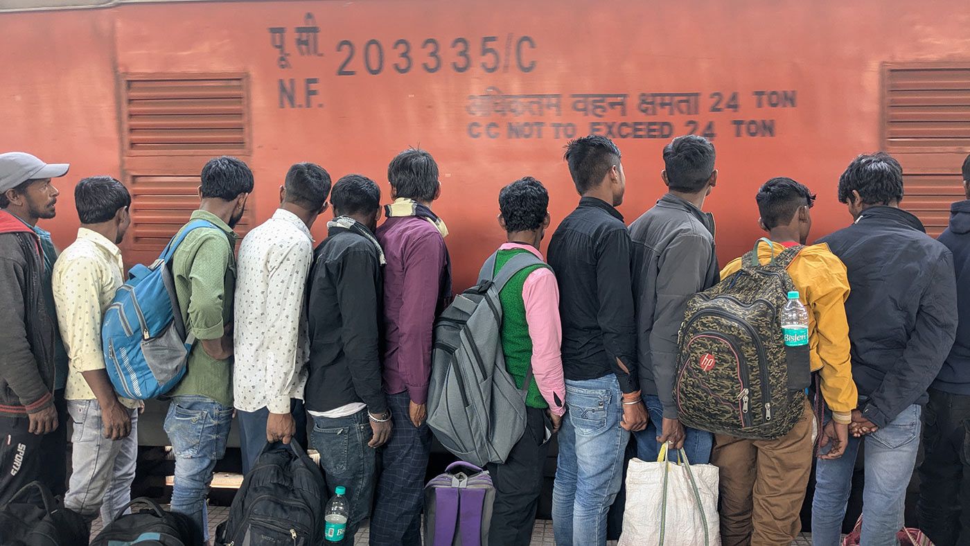 মুর্শিদাবাদ জেলা জুড়ে স্থিতিশীল কাজের আকাল ও দিন গুজরানের জন্য যথেষ্ট মজুরির অভাবে শ্রমজীবী মানুষদের কাছে দেশান্তরি হওয়া ছাড়া উপায় থাকে না। ছবিতে দেখা যাচ্ছে, হাওড়া স্টেশন থেকে অন্ধ্রপ্রদেশগামী ট্রেনে ওঠার অপেক্ষায় আছেন তরুণ পরিযায়ী শ্রমিকেরা । Photo: Anirban Dey/PARI