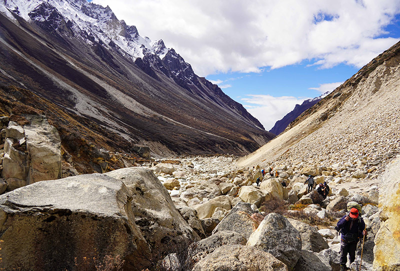 Landslide on the way from Khabachen to Lonak. Since the path has been covered by debris, people have to walk upon the rocks. Photo: Giriraj Banskota/NIMJN