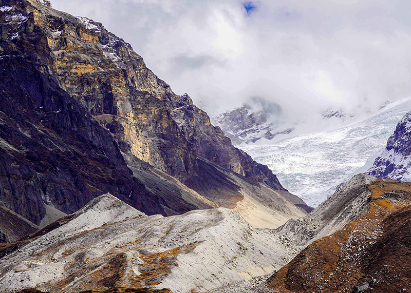 Landslides in the mountains. Photo: Giriraj Banskota/NIMJN