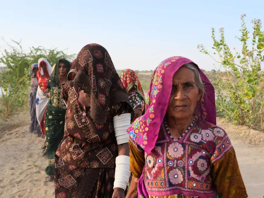 A human chain formed by the residents of Gorano, a village in Tharparkar, Pakistan where water being extracted from coal mines is being dumped. Photo: Usama Irfan/Earthwise 